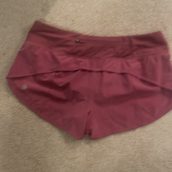 Lululemon shorts 8 reg - Picture 2 of 3